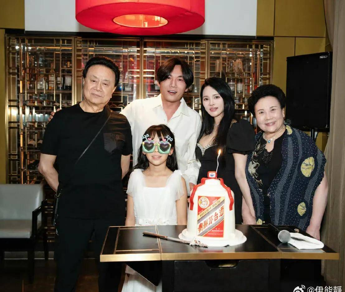秦昊47岁生日，伊能静晒全家福为老公庆生，打扮漂亮性感好显年轻_女儿_米粒_长发_新浪新闻