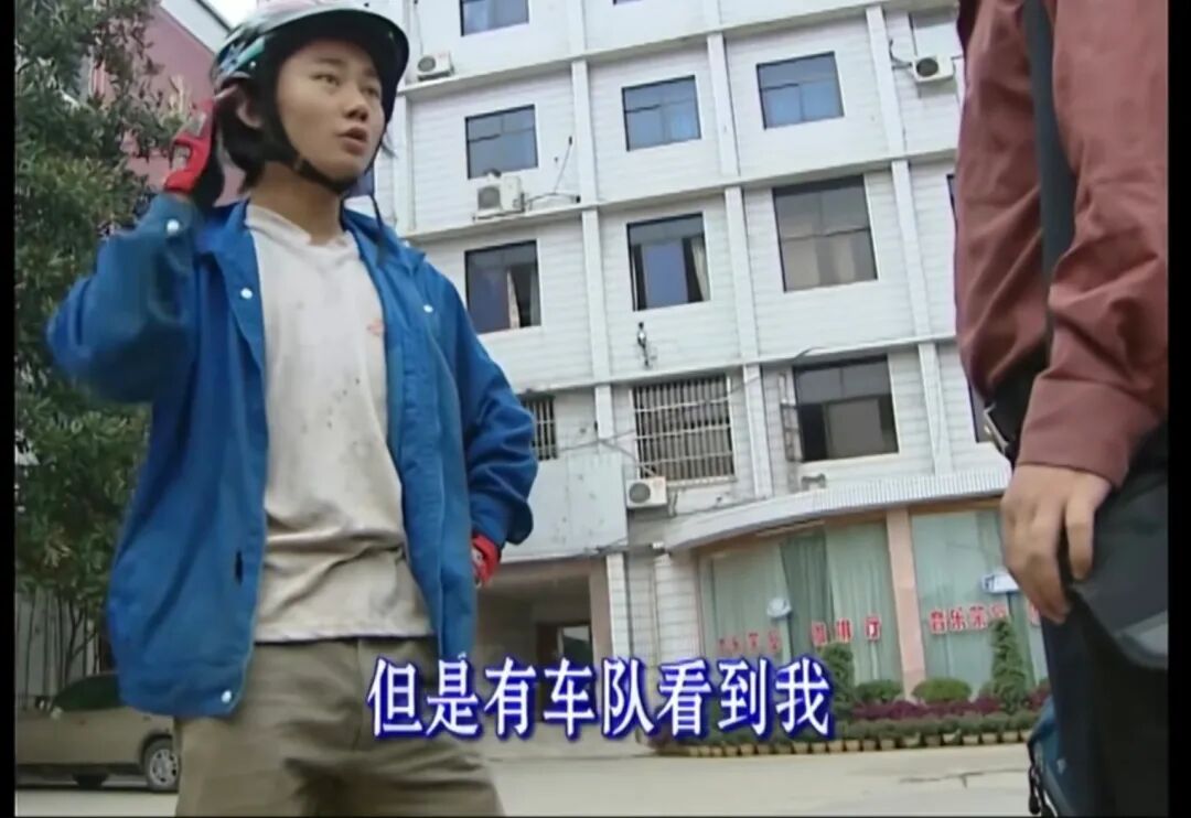 张雪“纠缠”易军，希望再给自己一次拍摄机会。 《晚间》播出节目截图