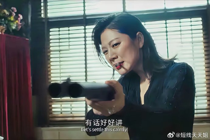 电影《追恶》中王真儿饰演的夜总会老板娘,为何说她的善恶边界很模糊?|释小龙|异化|女性|人性|生存_手机新浪网