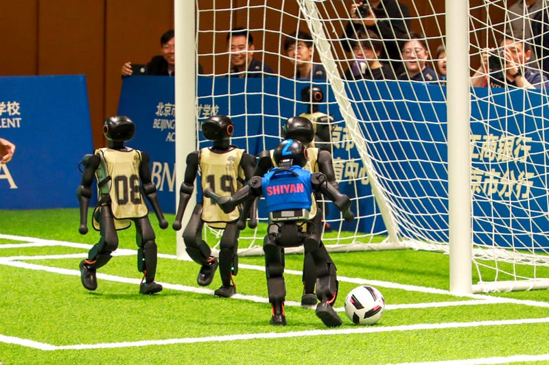 4月11日上午，一场人形机器人足球比赛在北京市新英才学校举行。图/北京教育融媒体中心