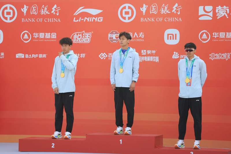 王文杰（中）北京半马夺冠。新京报记者 王飞 摄