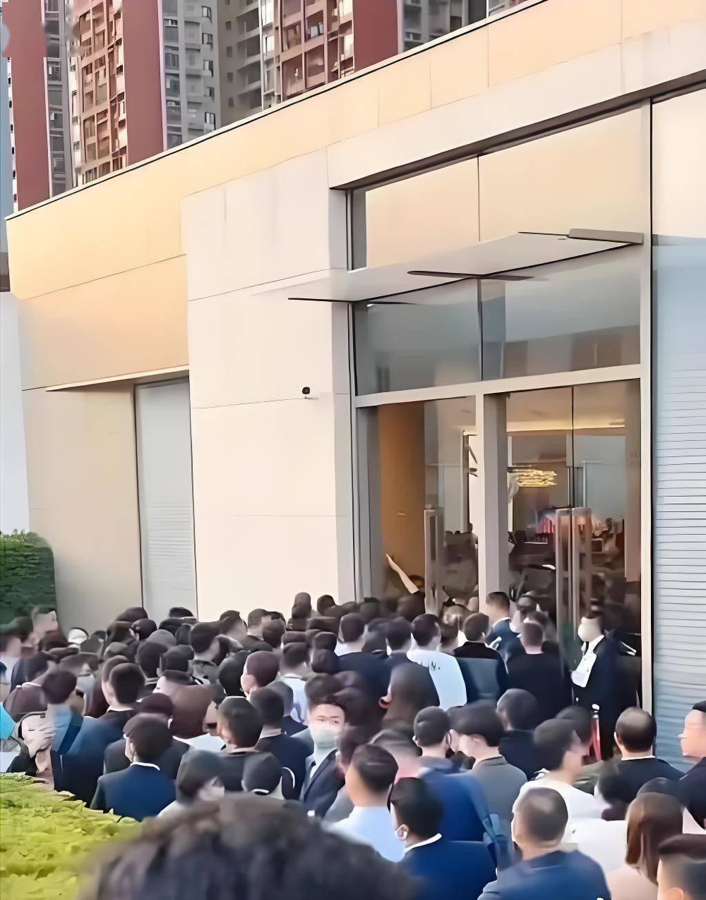 熬夜排队抢房却被喷辣椒水!深圳幸福城臻园开盘闹剧,开发商甩锅兼职保安|购房者|房企|深圳市|广东省|楼市_新浪新闻