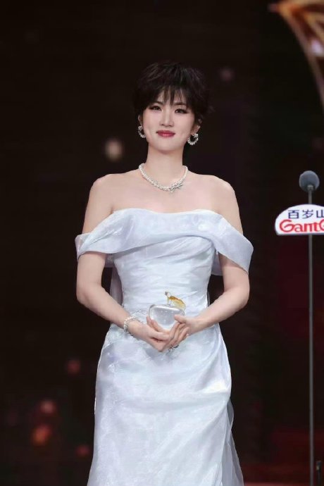 姚安娜短剧造型显老引争议:从妆发风波看她如何打破身份标签|妆容|审美|演技|演艺|肢体僵硬_手机新浪网