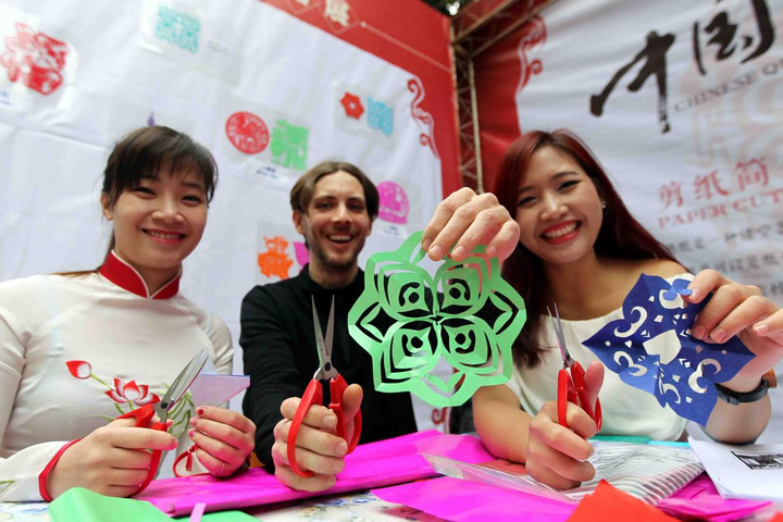 西南大学留学生在国际文化节体验中国传统文化