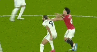 利桑德罗·马丁内斯拉拽卡尔弗特-卢因头发，被裁判直接红牌罚下。