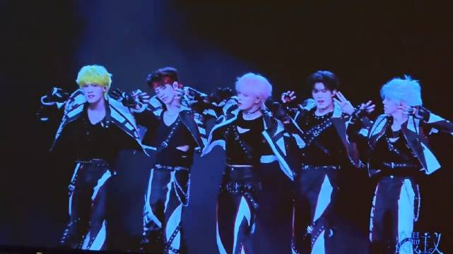 TOP组合2026年新站位公布,苏新皓首任C位|张泽禹|张极|朱志鑫|左航|演唱会_新浪新闻