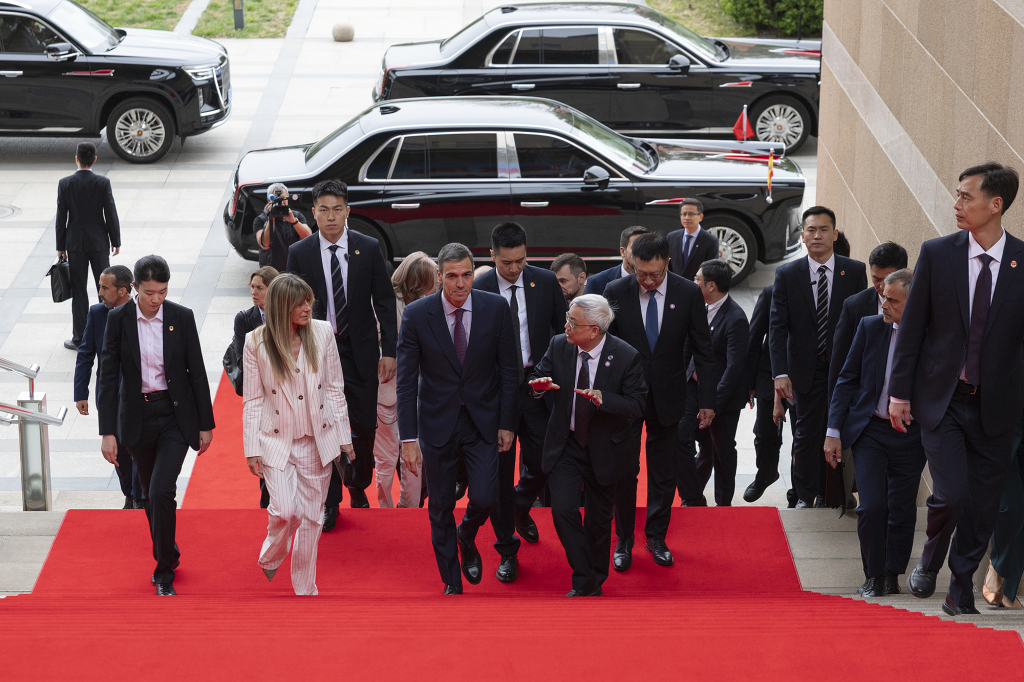 四年四次访华的西班牙首相桑切斯，在“定力”这件事上和中国很有默契