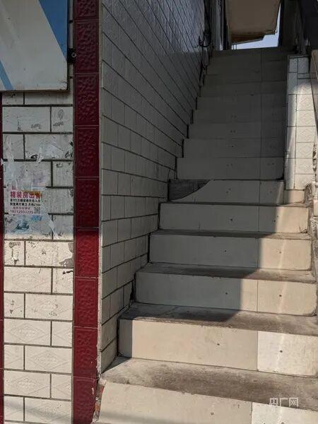 村民住宅楼体处的裂缝（总台中国之声记者管昕 摄）