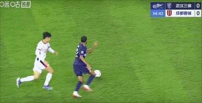 韦世豪赛后与裁判激烈交涉 中超焦点战武汉三镇