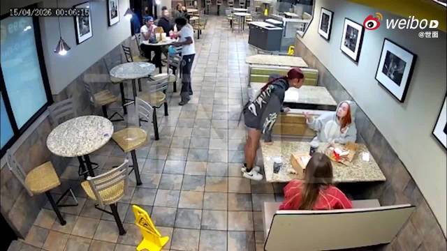 美国说唱歌手“冰香料”遭粉丝掌掴怒追，从餐厅一路打到街头