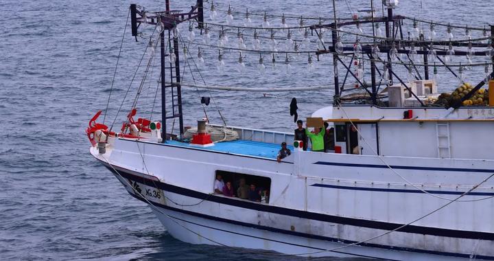 钓鱼岛海域，中国海警紧急救援中国台湾籍渔船！