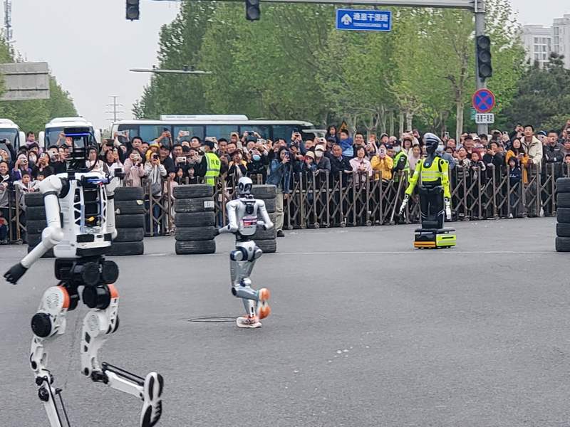 首都交管机器人。北京交警供图