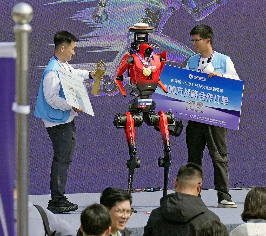 2026年4月19日，北京，图为人形机器人半程马拉松比赛的冠军。
