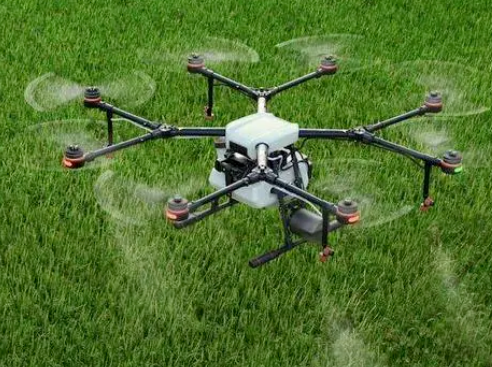 由于载荷小、环境受风影响大等因素，无人机不适合直接使用传统农药配方