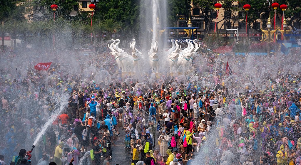 4月15日，人们在云南省西双版纳傣族自治州景洪市泼水广场参加泼水狂欢活动。