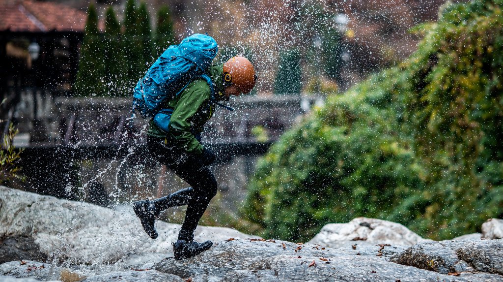 身穿冲锋衣的户外爱好者 视觉中国 资料图