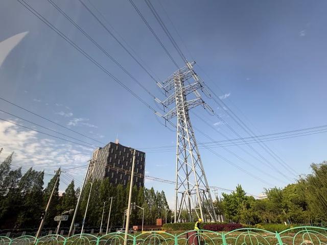 浦开云璟四期北区附近高压线 。 李贝贝/摄