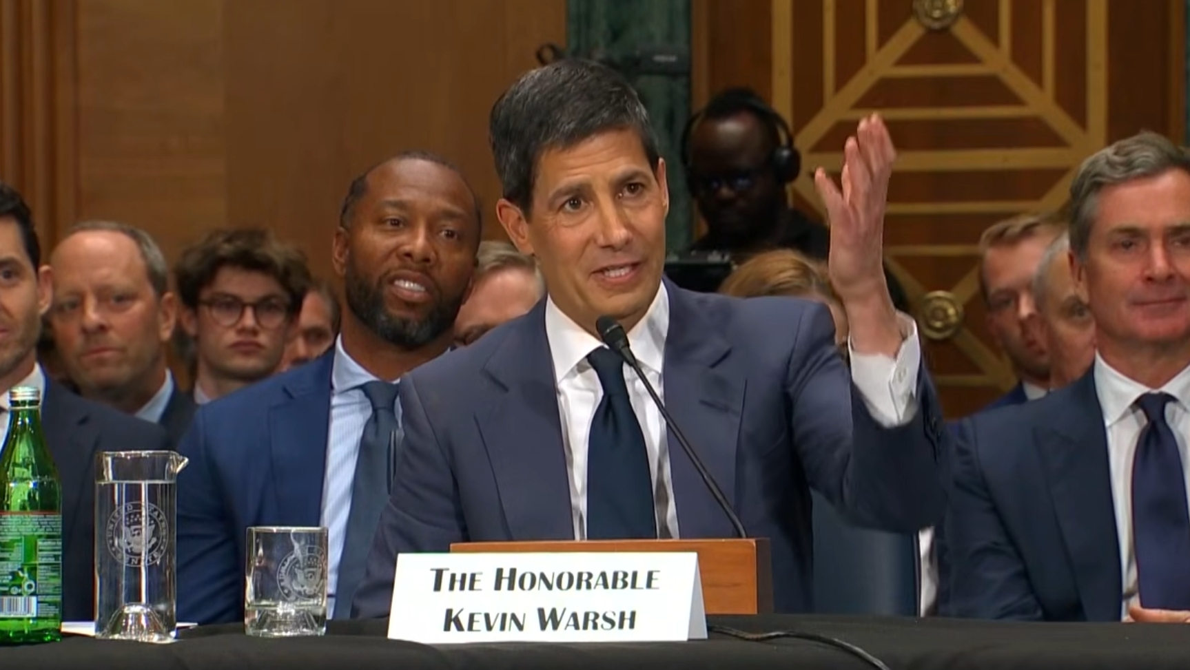 当地时间4月21日，美联储新主席提名人凯文·沃什出席美国参议院银行委员会确认听证会。彭博社视频截图