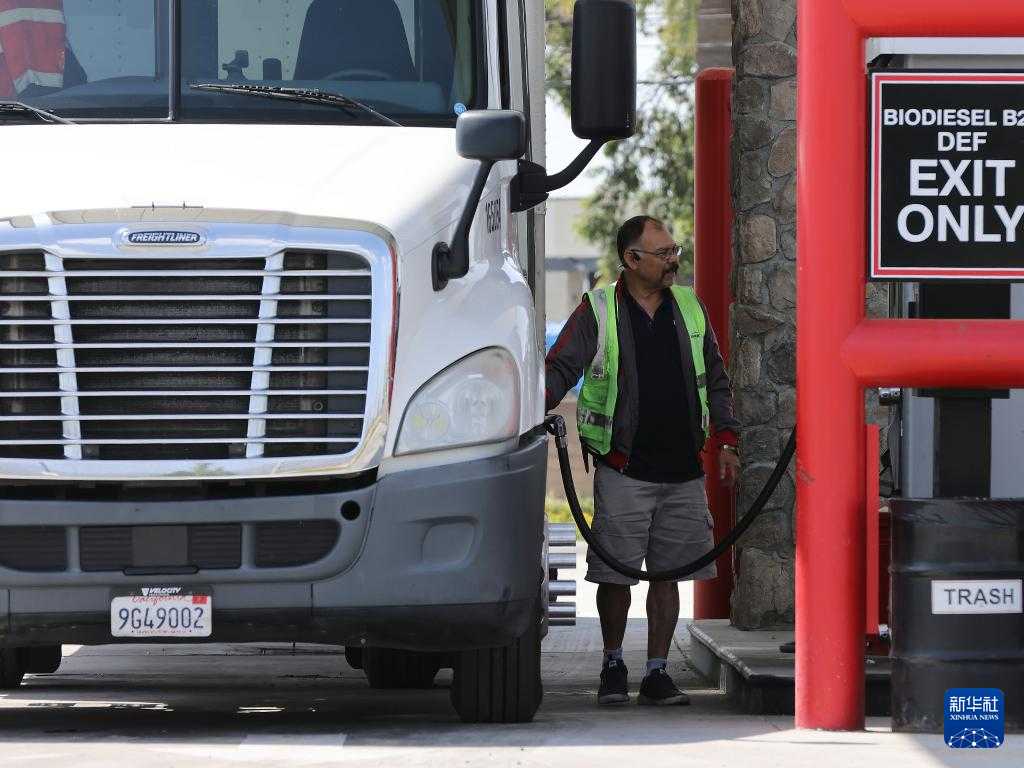 4月17日，一名司机在美国加利福尼亚州蒙罗维亚市一家加油站为卡车加油。新华社发（邱晨摄）