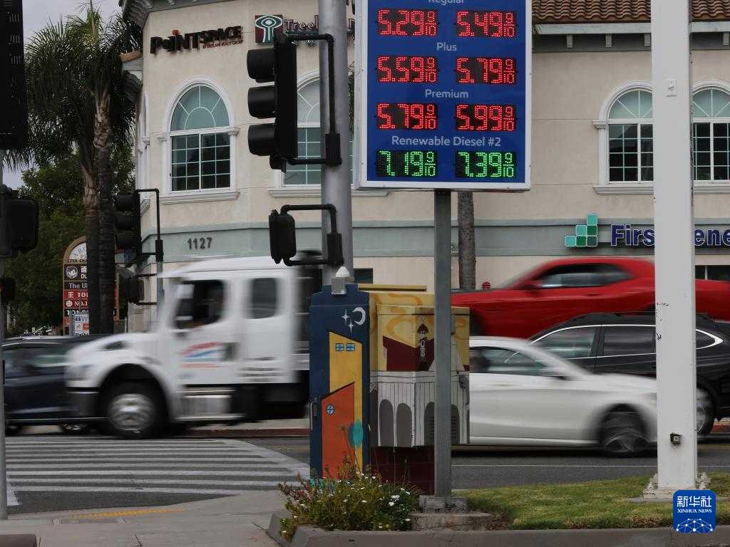 这是4月17日在美国加利福尼亚州阿卡迪亚市一家加油站拍摄的油价牌。新华社发（邱晨摄）