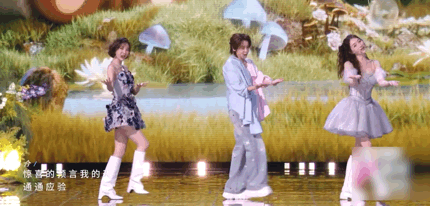 ▲《浪姐》版"SHE"组合，成员Sorry、Hello、Excuse me/图源：《乘风2026》