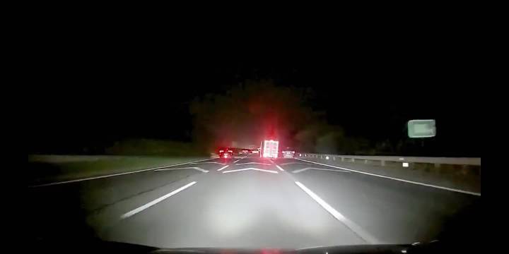 大货车<em>漂移</em>过弯，瞬间上演悲剧