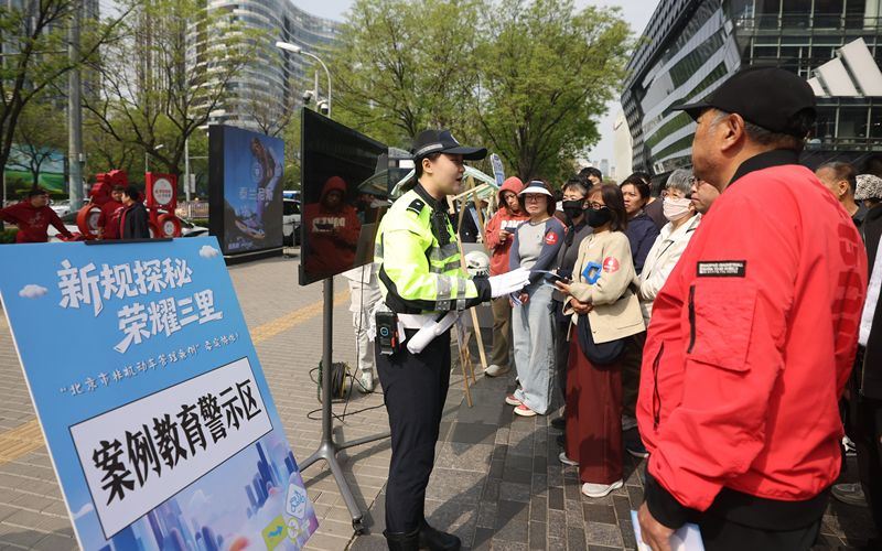 铁骑交警为市民讲解新版