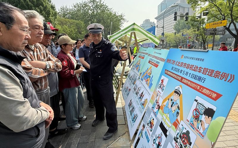 4月24日上午，朝阳交通支队在三里屯街道开展《北京市非机动车管理条例》的普法宣传活动。新京报记者 王贵彬 摄