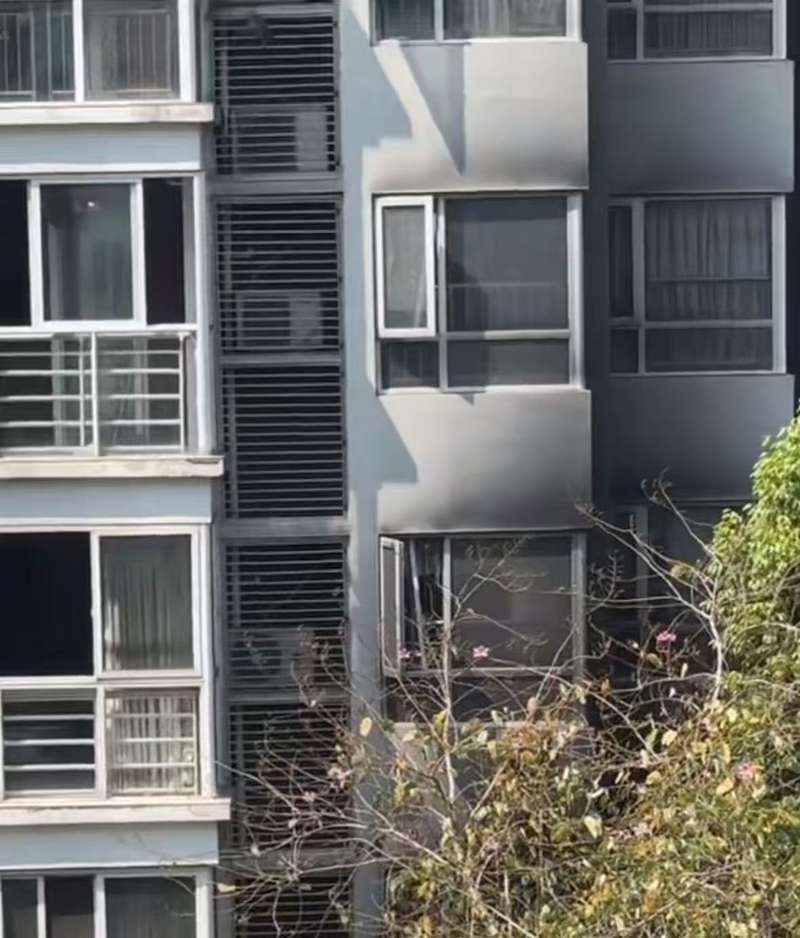 起火楼栋多层外墙被浓烟熏黑。受访者供图