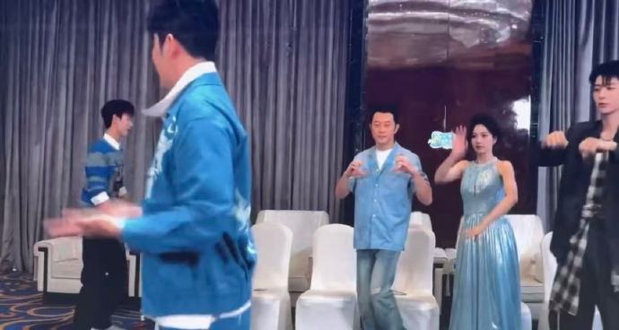 跑男团《误闯天家》跳成抽象派名画？直播翻车竟成就最欢乐名场面|范丞丞|白鹿|舞蹈|郑恺|李晨_手机新浪网