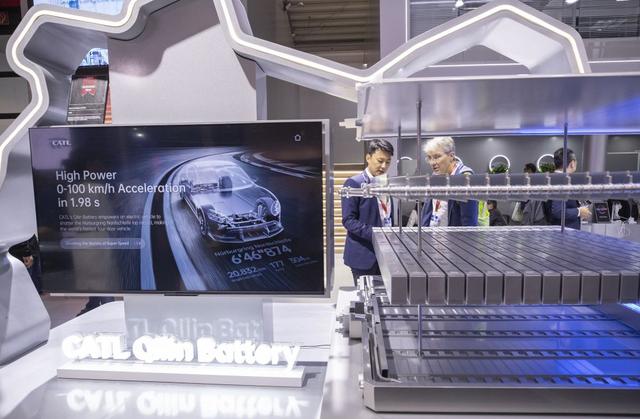 2025年9月10日，人们在德国慕尼黑国际车展的宁德时代展台洽谈。 图源：新华社