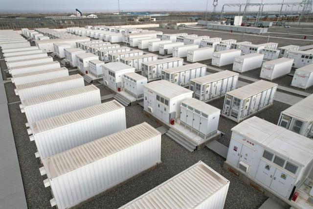 在甘肃省酒泉市肃州区拍摄的阿特斯200兆瓦/800兆瓦时独立储能电站 资料图：新华社