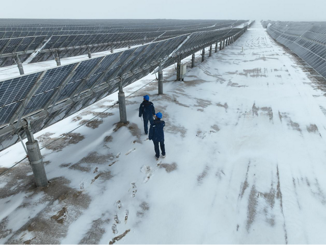 大雪中巡检的青皎光伏电站职工 图源：三峡集团官网