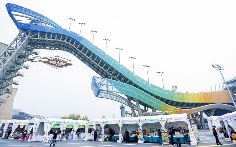 北京书市在首钢滑雪大跳台旁铺开。主办方供图