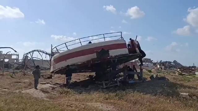 加沙孩子在废弃的游乐场玩耍