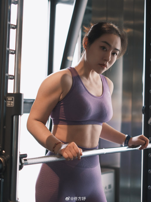 春天来了～夏天真的是不远了！ 来吧妈妈们～ 🏋️‍♀️一起练背防垮脸！