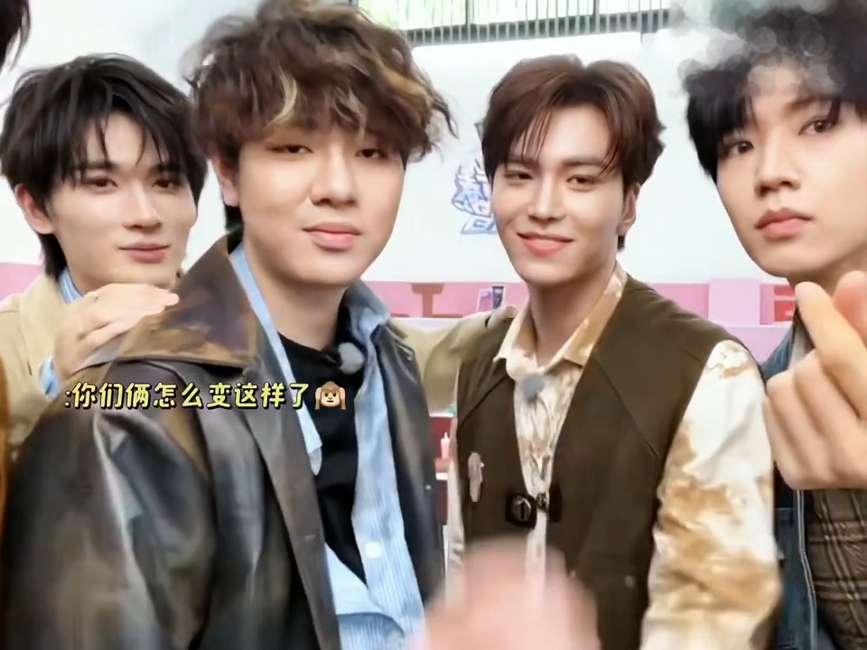 余宇涵直播反应逗趣,主动拉张新成入镜|邵子恒|杨博睿|钟辰乐|镜头|合唱_新浪娱乐_新浪新闻