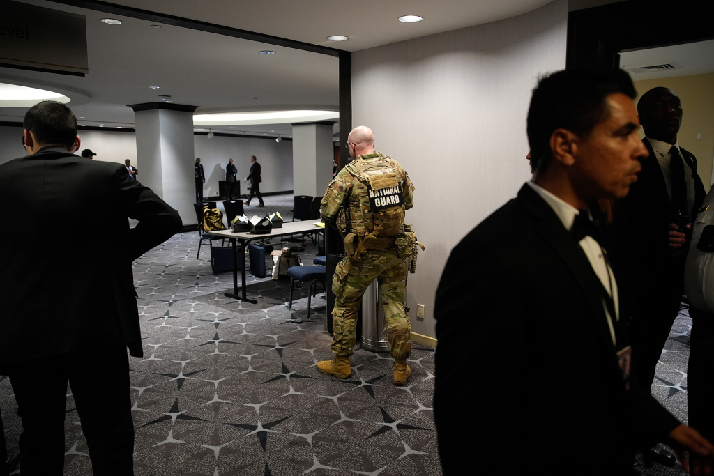 为何万斯比特朗普更早撤离？华盛顿晚宴枪击事件安保问题受审视