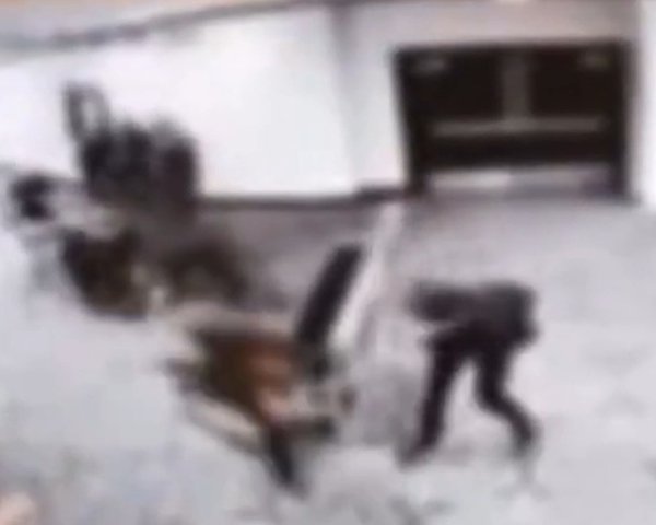 “安保糟糕透顶，伊朗刺客带机关枪也能混进来”