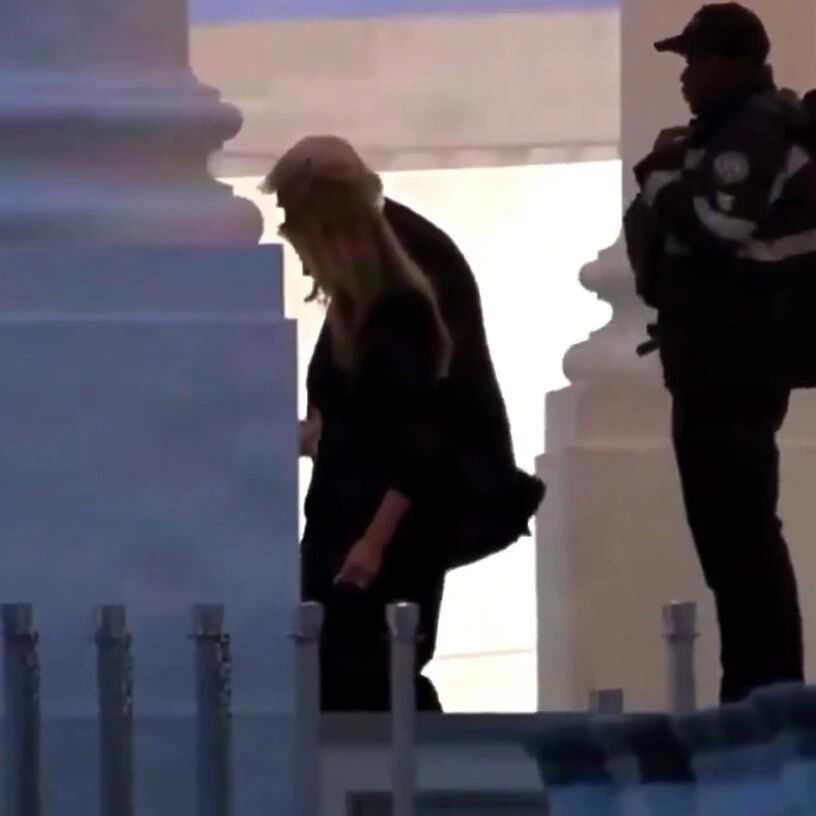 特朗普详述白宫记协晚宴枪击案：枪声响起时，他一度不愿撤离现场，“并不担心，想看看发生了什么”