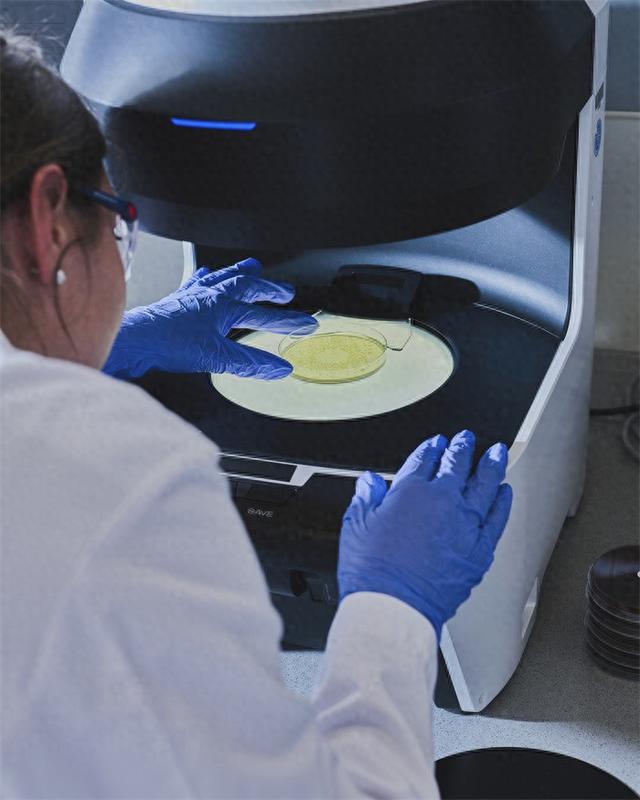 拜尔斯道夫德国总部研发中心实验室里，研发人员正在利用相关技术进行化妆品成分研究（图片来自拜尔斯道夫集团）