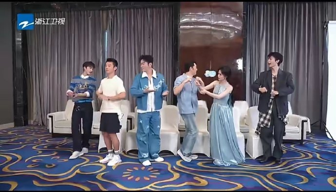卓沅‘误闯天家’的即兴舞蹈视频具体是在什么场合拍摄的?|少年之家|奔跑吧兄弟|少年|文化|节目_新浪娱乐_新浪新闻