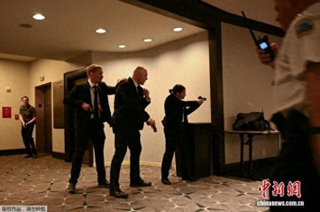 图为事件发生后特勤人员在现场搜索。