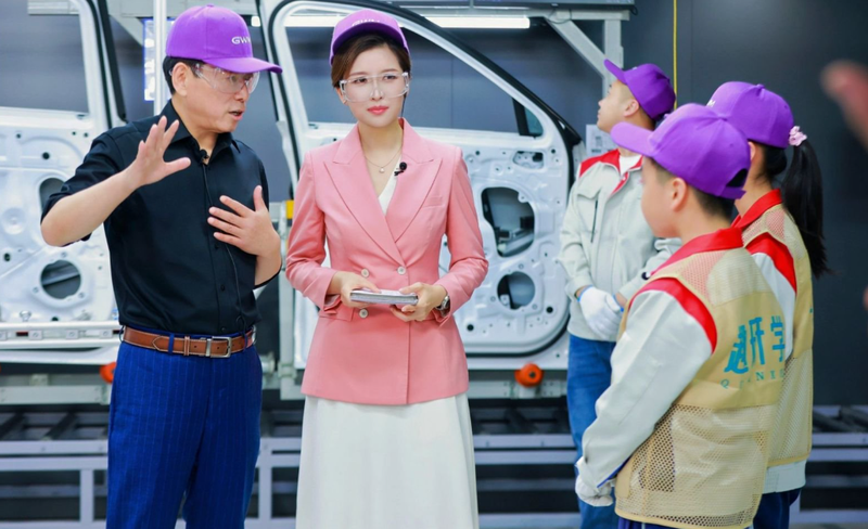 魏建军与孩子们互动。