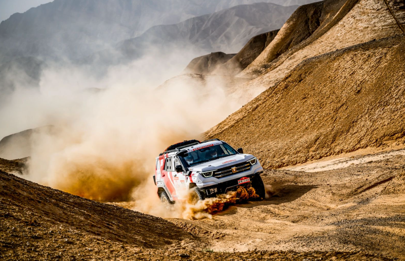 长城汽车参加环塔拉力赛。