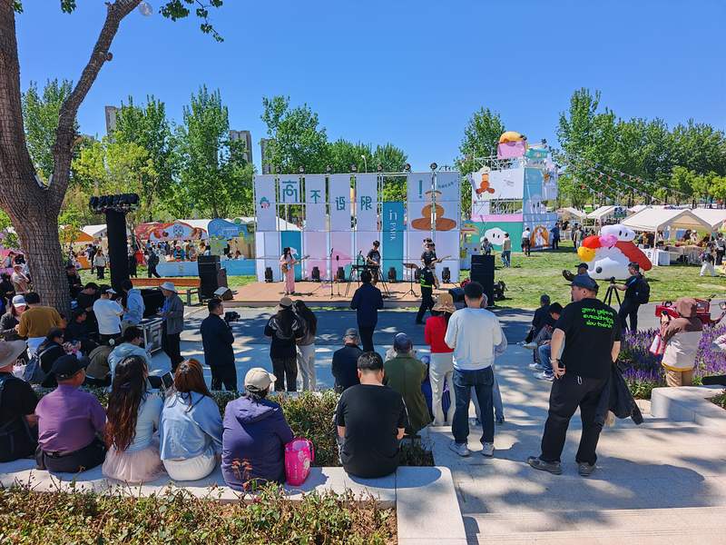 开园首日，游客聆听现场音乐表演。新京报记者 张璐 摄