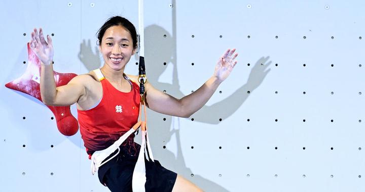 周娅菲担任亚沙会闭幕式中国体育代表团旗手