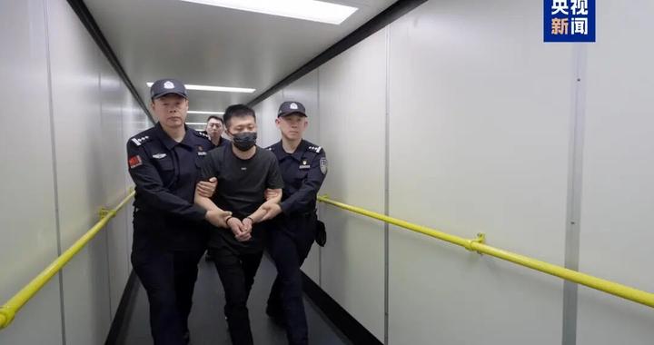 按照公安部部署，黄某铠被引渡回国