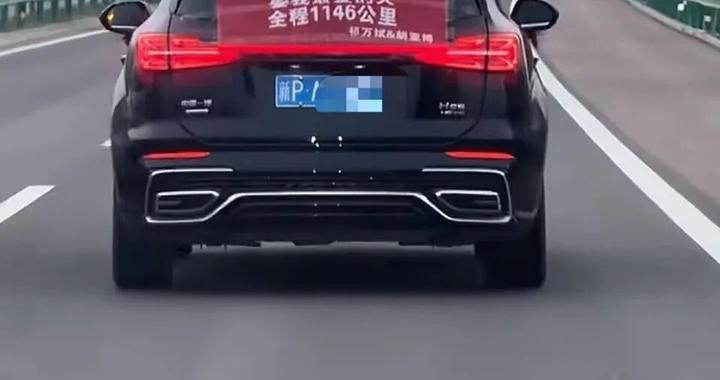 “让我先走，我要回甘肃娶我最爱的人，全程1146公里”，高速上一车辆贴横幅，路遇司机纷纷鸣笛祝福