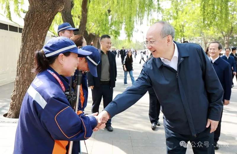 看望慰问环卫工人